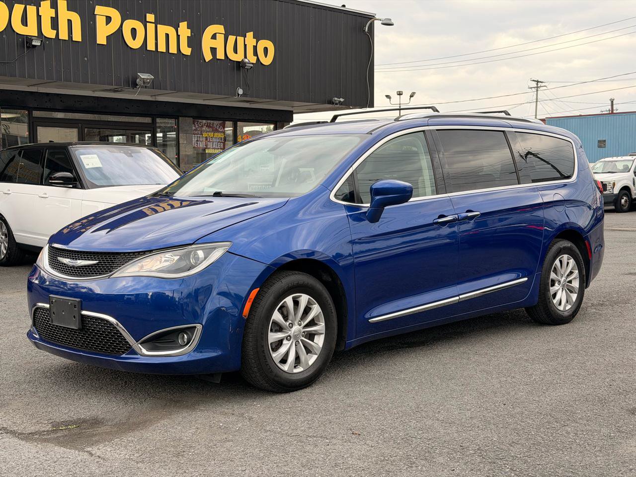 Used 2019 Chrysler Pacifica Touring-L FWD image 3