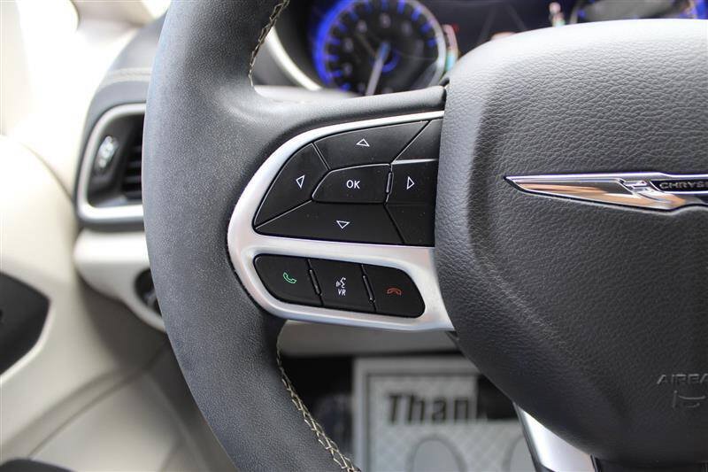 Used 2022 Chrysler Pacifica Touring-L w/ Uconnect Theater Family Group AWD/4WD image 15