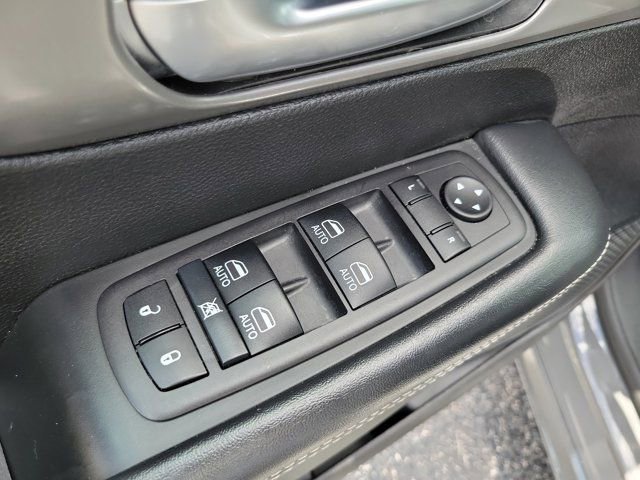 Used 2025 Chrysler Pacifica Select FWD image 17