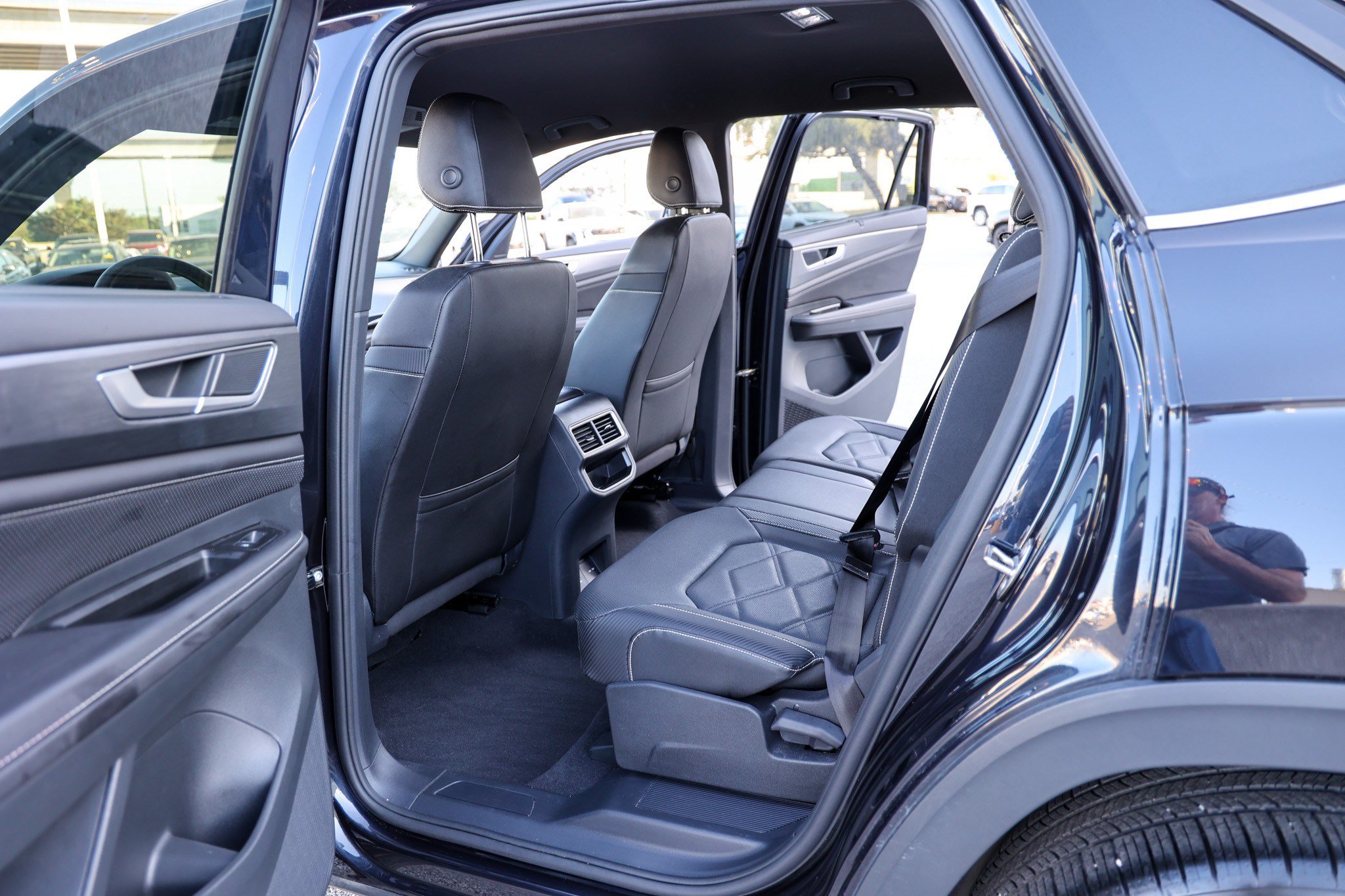 Used 2025 Volkswagen Atlas Cross Sport SE AWD/4WD image 34