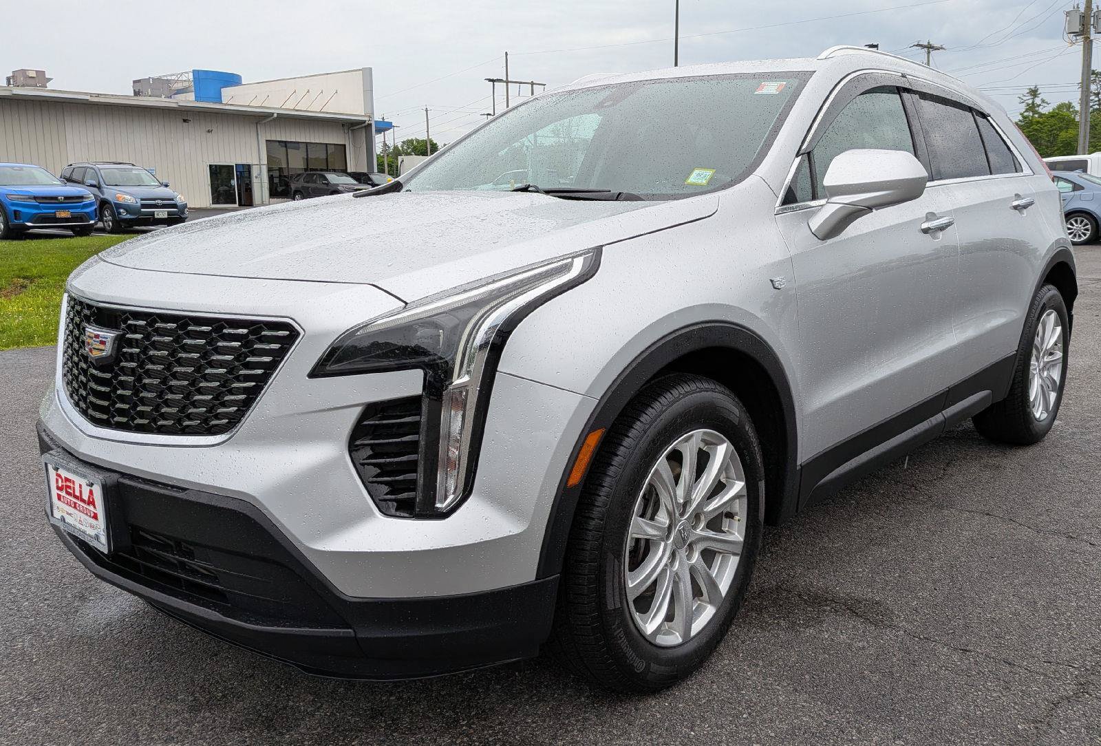 Used 2019 Cadillac XT4 Luxury w/ Cold Weather Package AWD/4WD image 3
