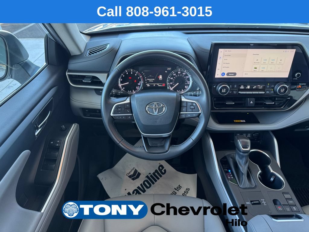Used 2024 Toyota Highlander XLE FWD image 12