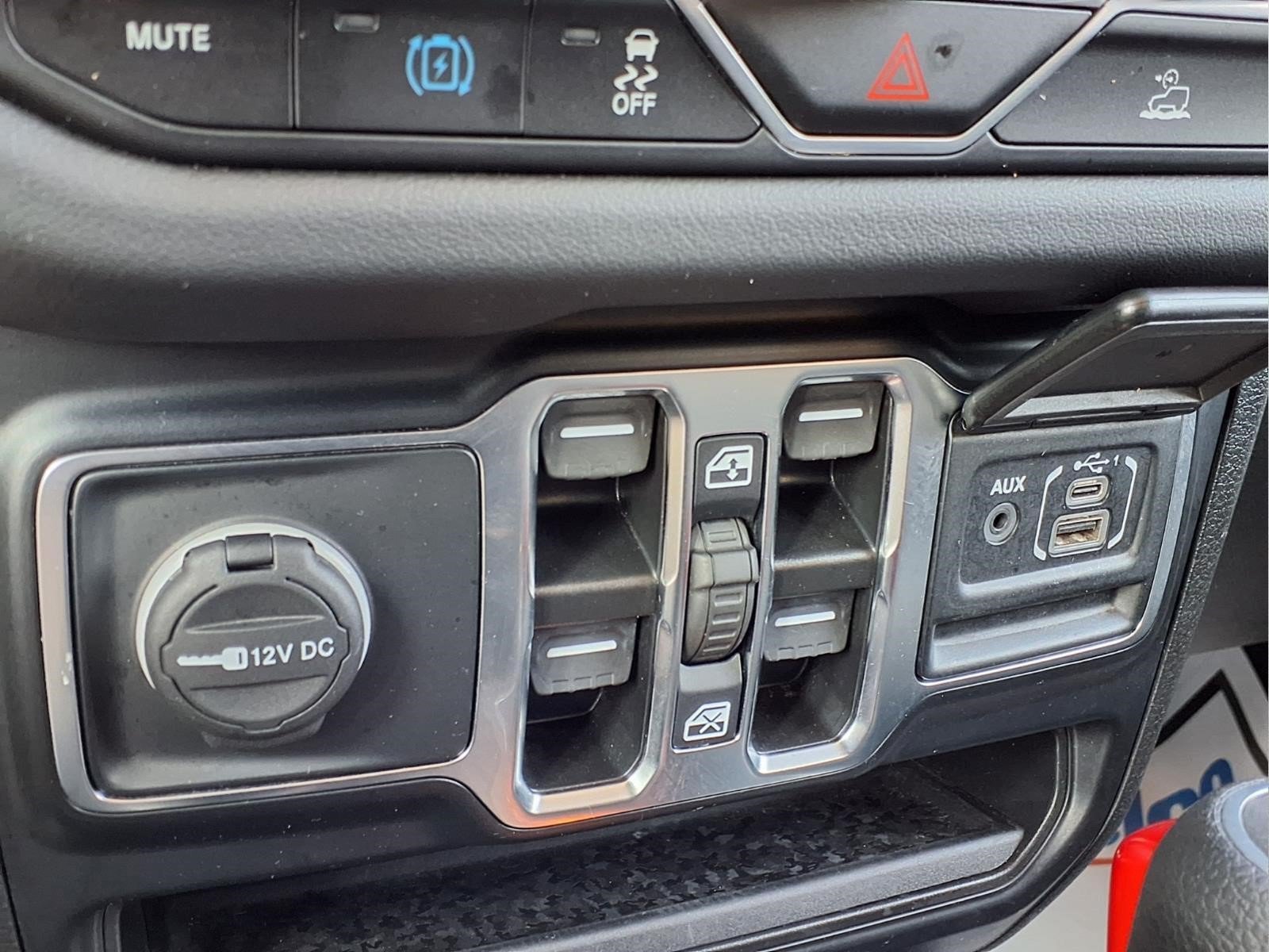 Used 2024 Jeep Wrangler Unlimited Sahara AWD/4WD image 13