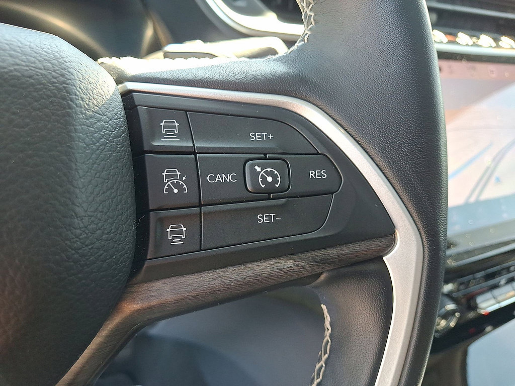 Used 2022 Jeep Grand Cherokee L Limited w/ Black Appearance Package AWD/4WD image 18