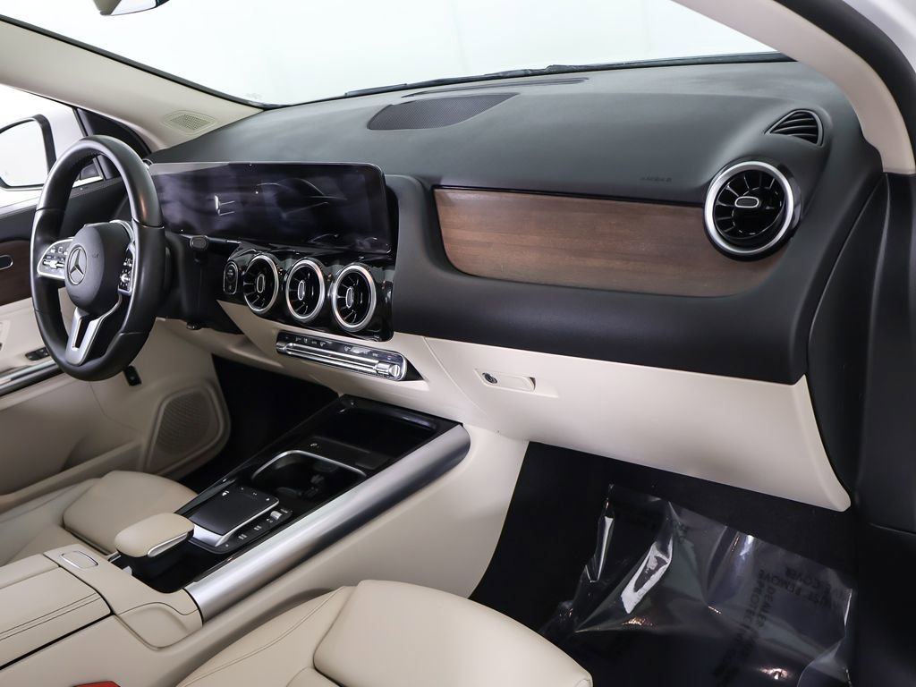 Used 2022 Mercedes-Benz GLA 250 4MATIC w/ Premium Package image 27