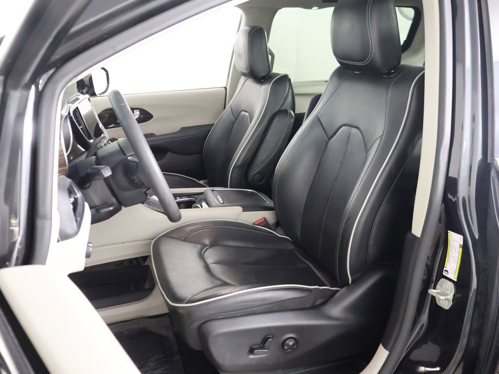 Used 2023 Chrysler Pacifica Limited image 29
