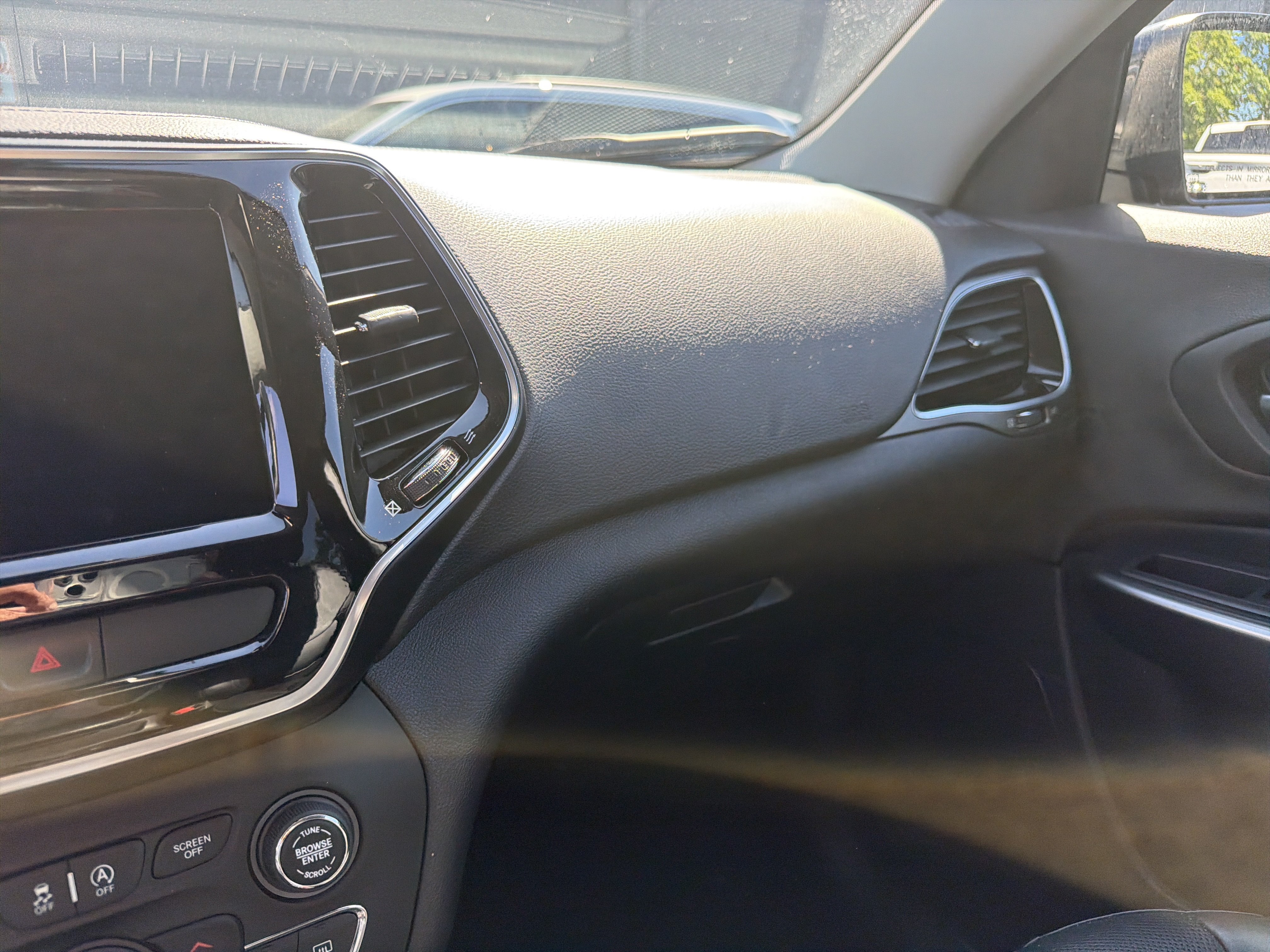 Used 2019 Jeep Cherokee Limited AWD/4WD image 16