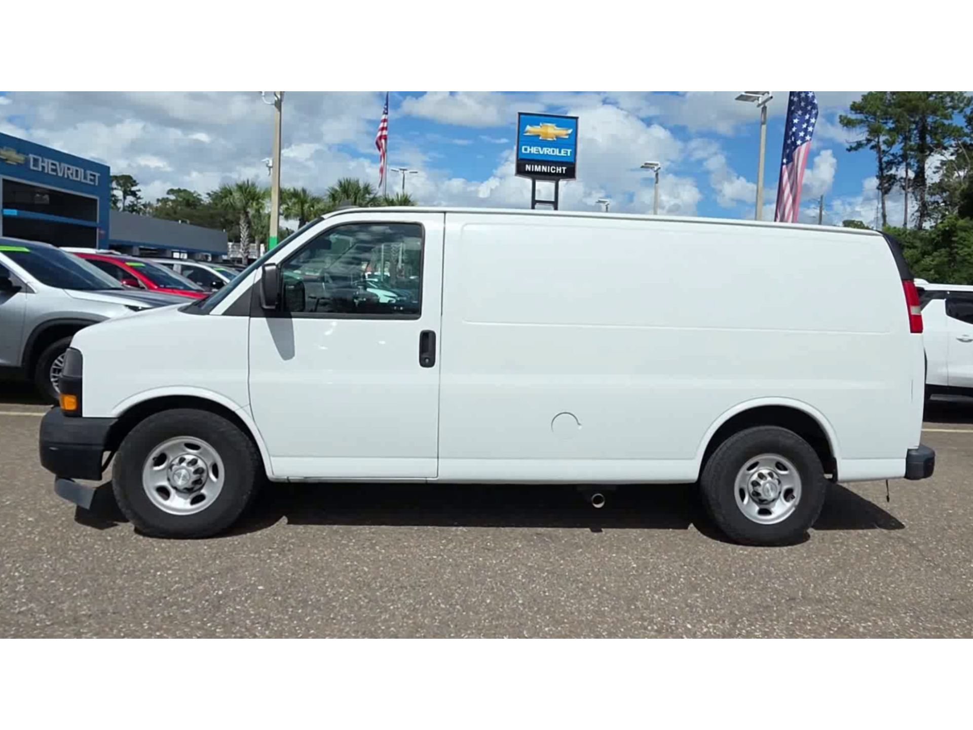 Used 2018 Chevrolet Express 2500 w/ Driver Convenience Package RWD image 5