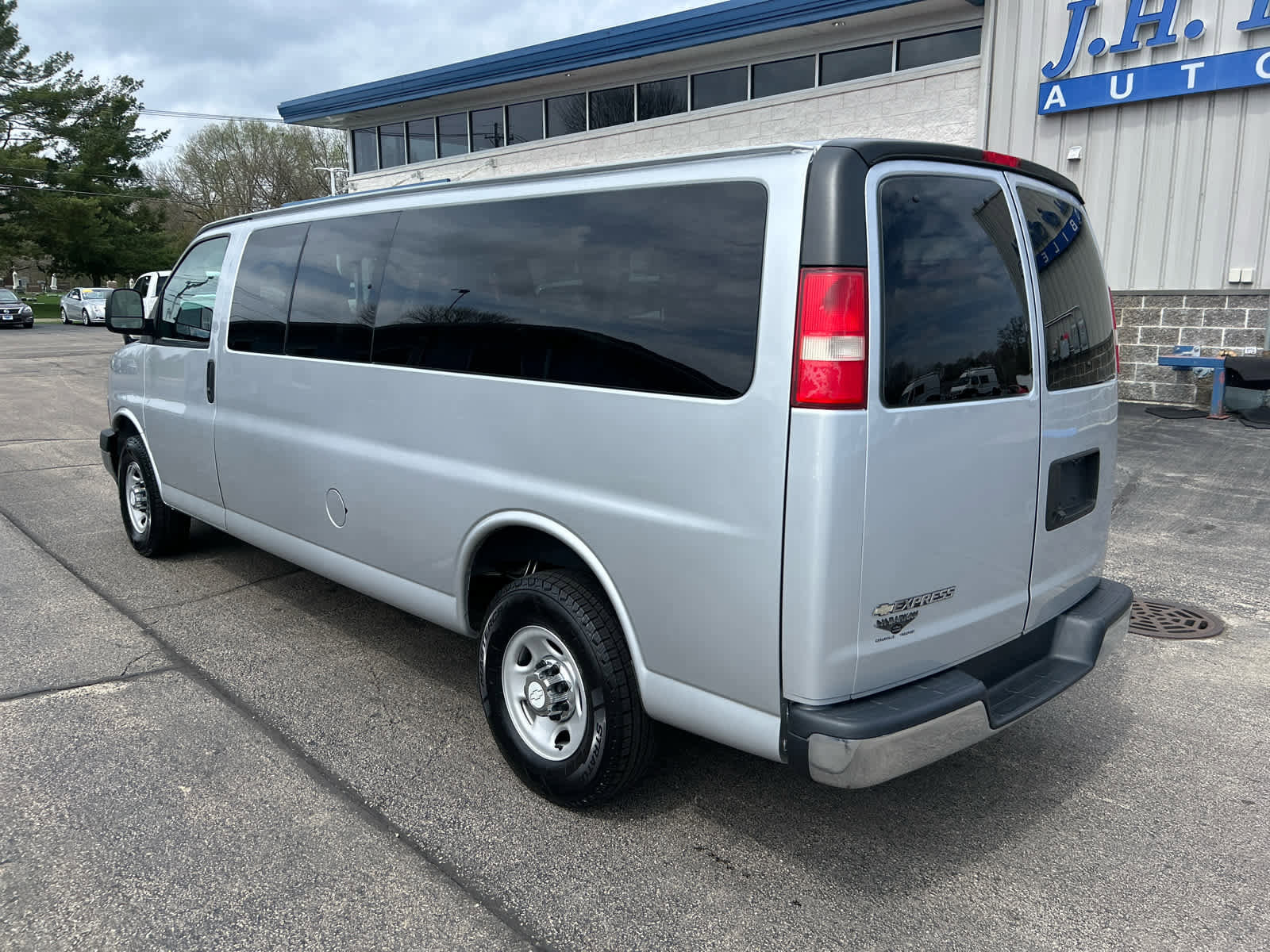 Used 2017 Chevrolet Express 3500 LT w/ LT Preferred Equipment Group RWD image 5