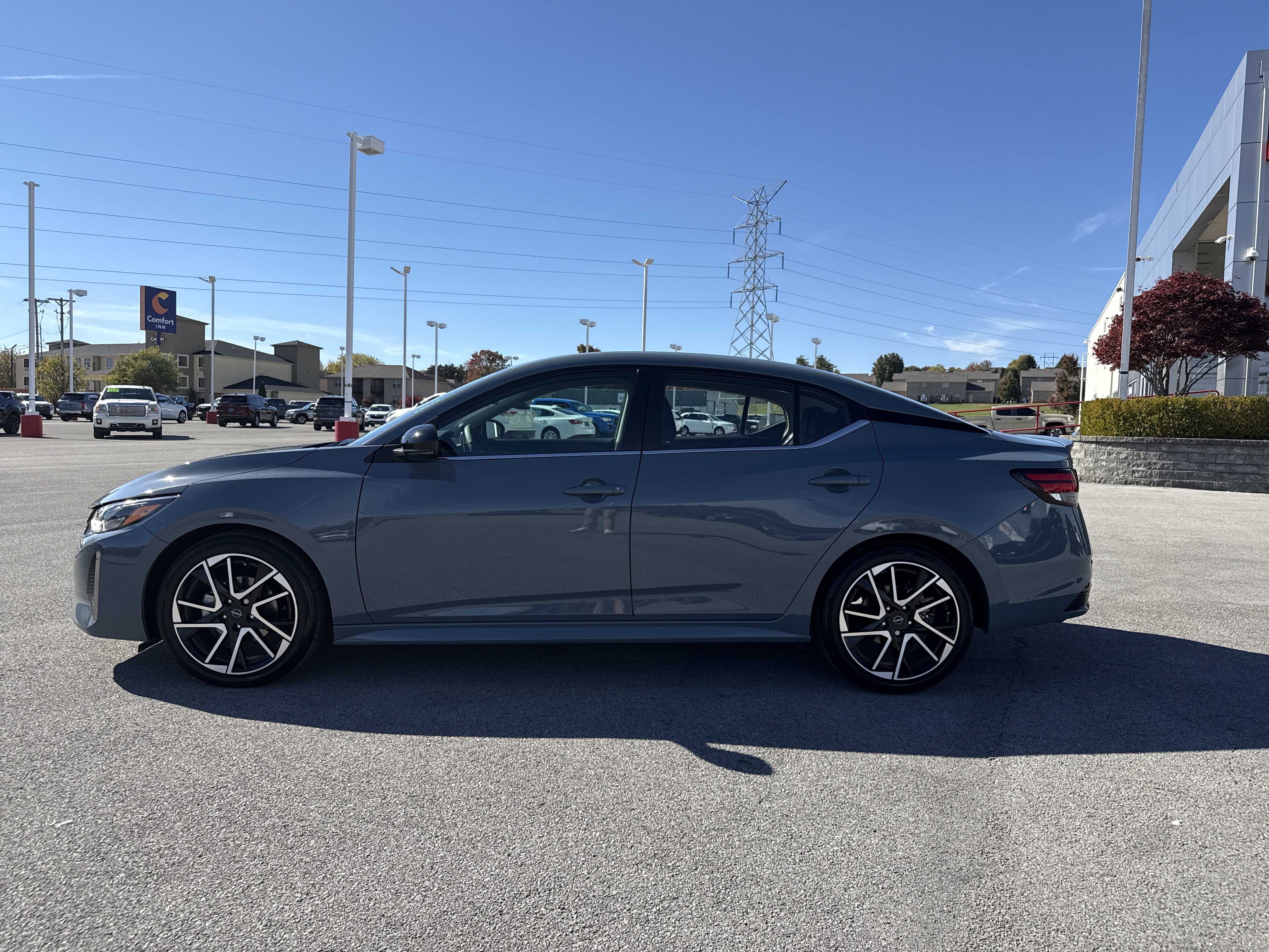 Used 2025 Nissan Sentra SR image 2