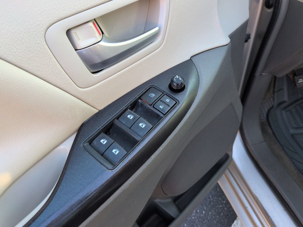 Used 2015 Toyota Sienna LE FWD image 12