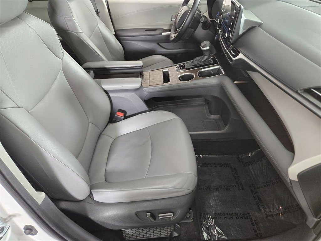Used 2022 Toyota Sienna XLE image 22