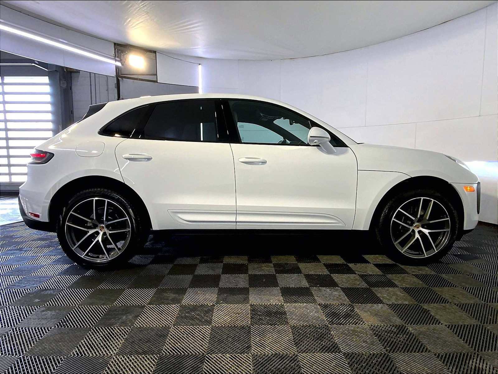 Certified 2026 Porsche Macan AWD/4WD image 8