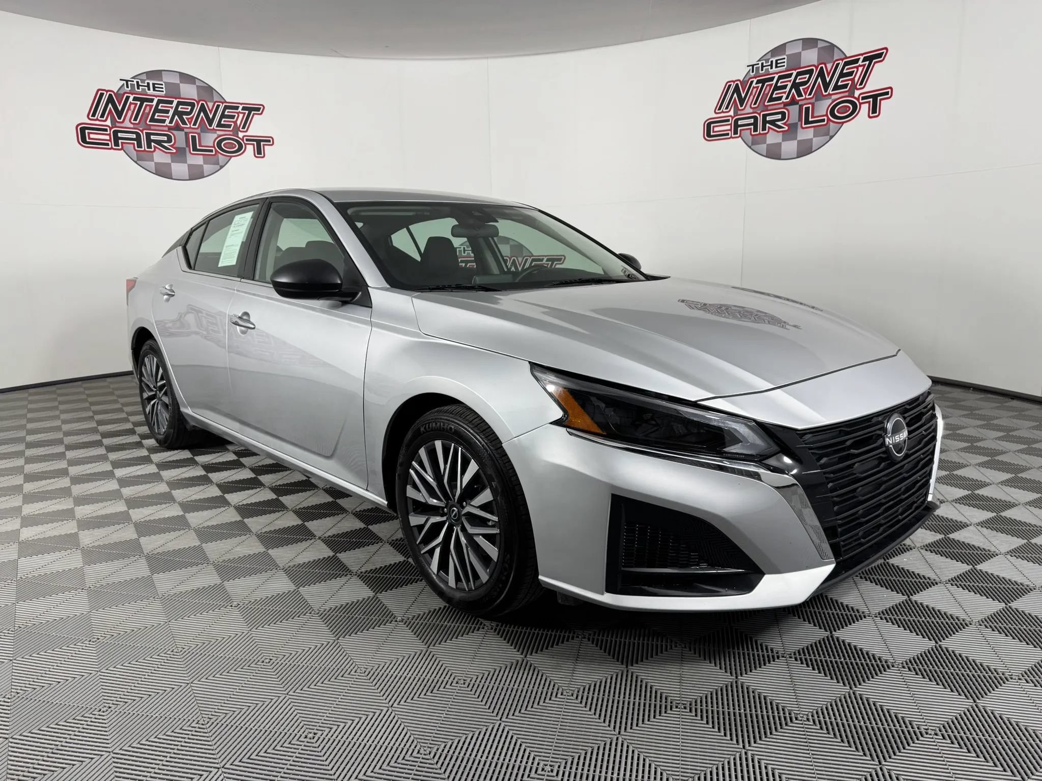 Used 2024 Nissan Altima 2.5 SV FWD image 9