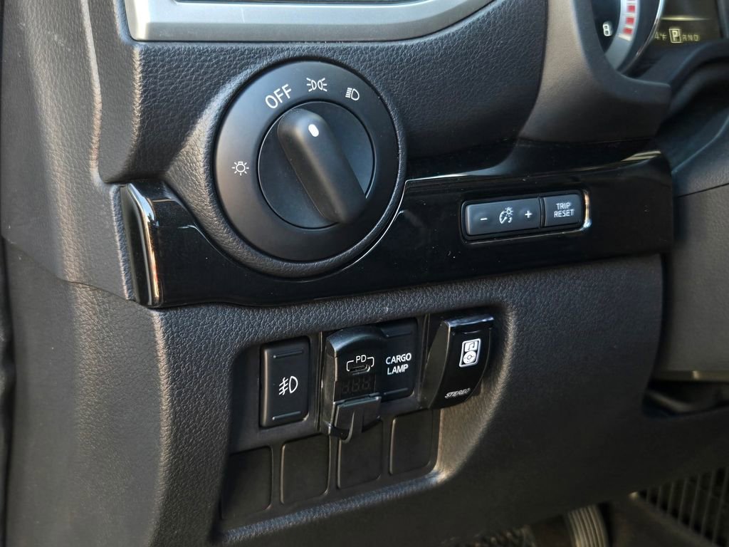 Used 2018 Nissan Titan SV image 16