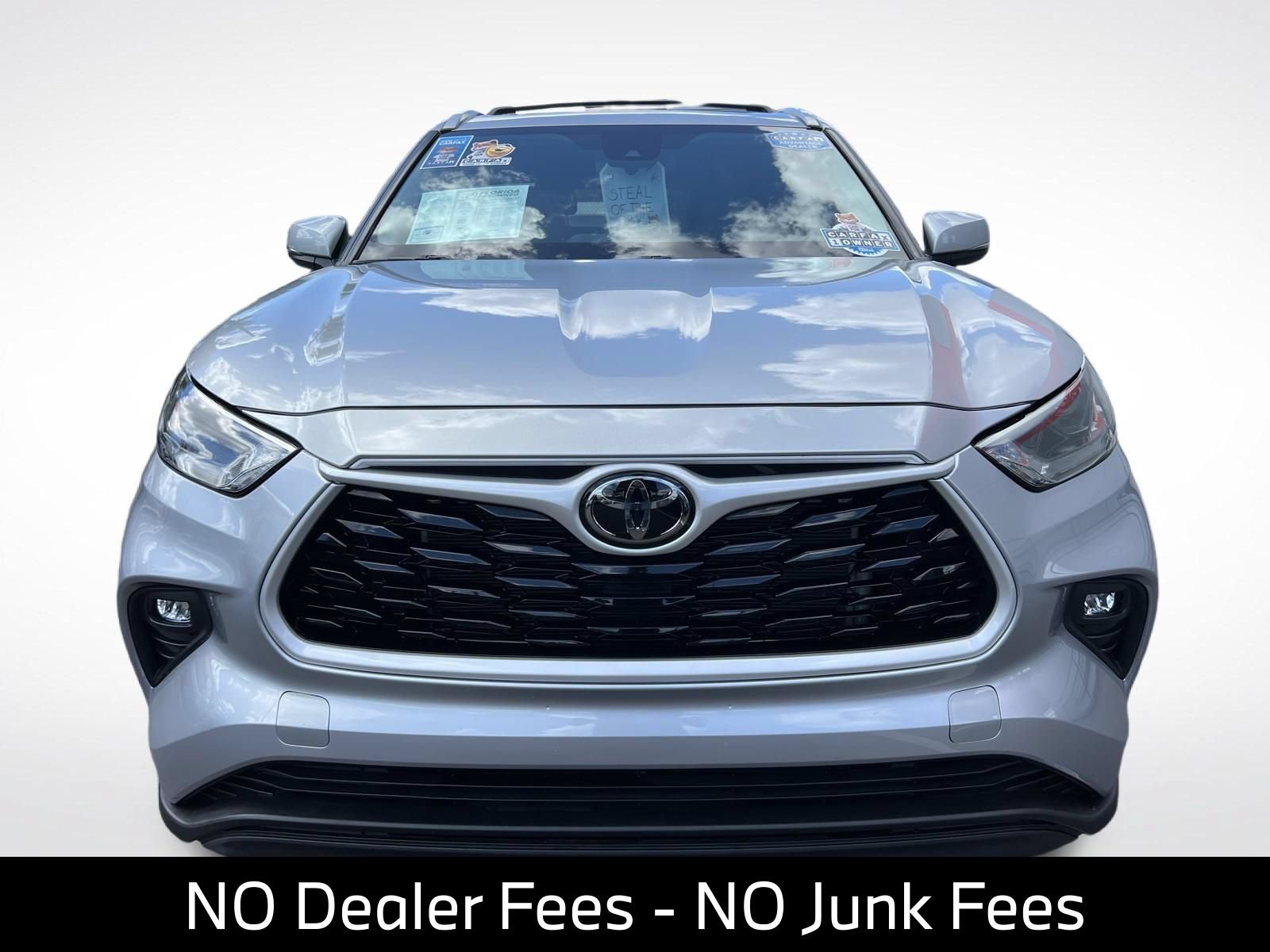 Used 2023 Toyota Highlander XLE FWD image 2
