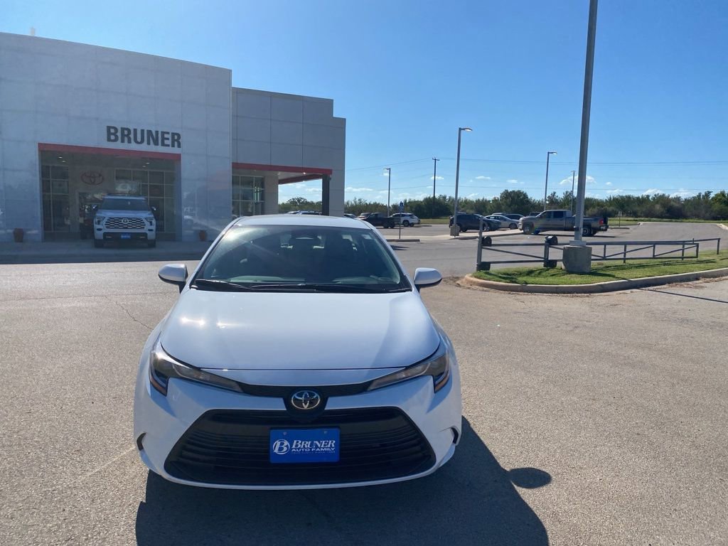 Used 2025 Toyota Corolla LE image 3