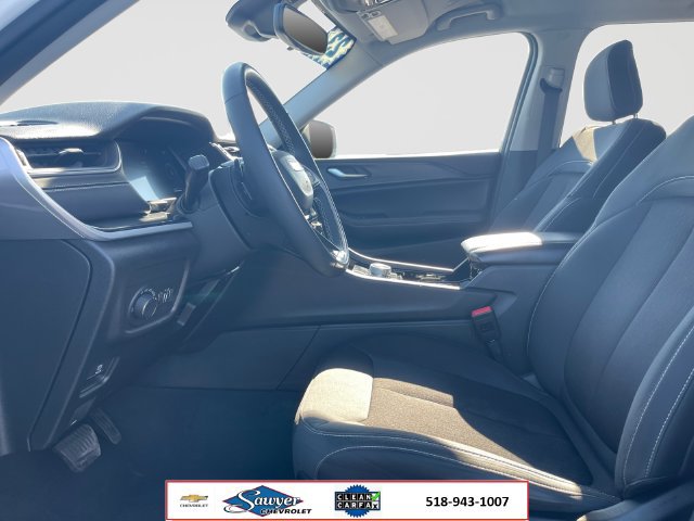 Used 2023 Jeep Grand Cherokee Laredo w/ Luxury Tech Group I AWD/4WD image 10