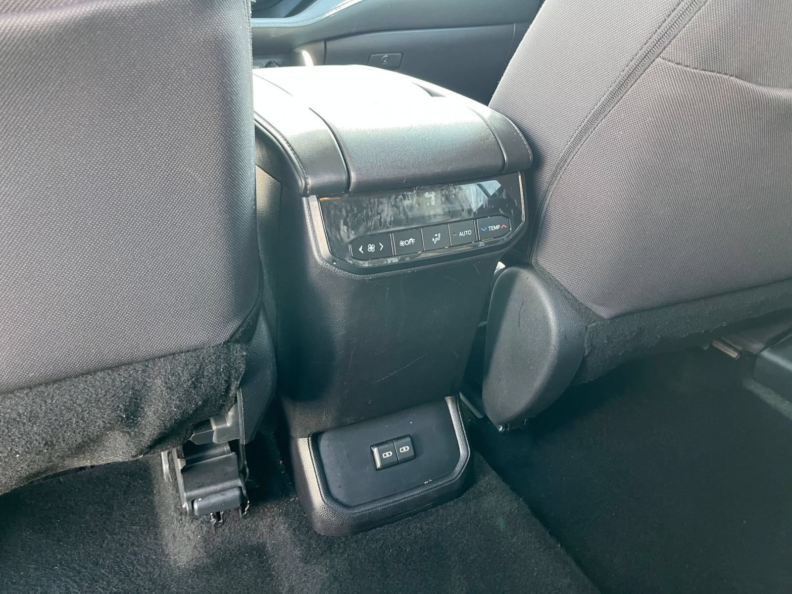 Used 2025 Toyota Highlander LE FWD image 25