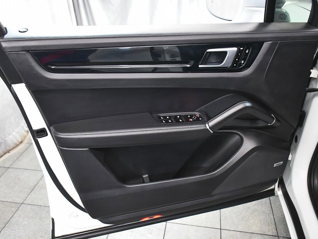 Used 2021 Porsche Cayenne GTS w/ Premium Package Plus AWD/4WD image 9