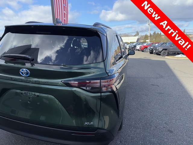 Used 2025 Toyota Sienna XLE image 4