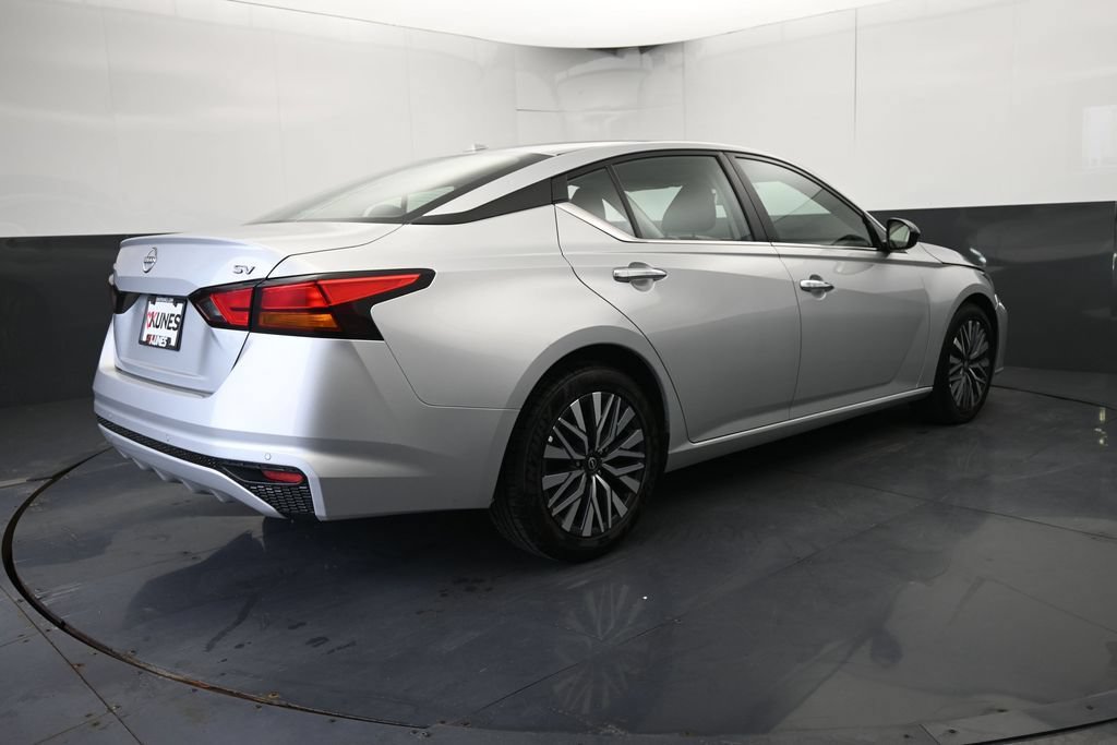 Used 2024 Nissan Altima 2.5 SV FWD image 12