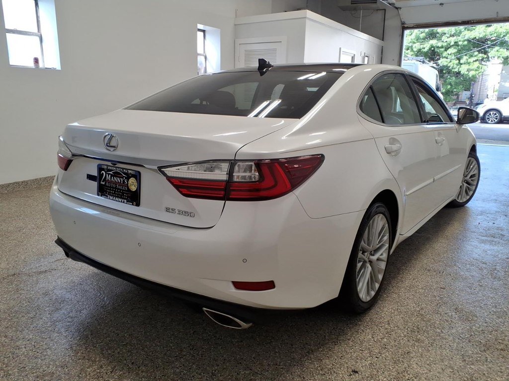 Used 2016 Lexus ES 350 w/ Luxury Pkg & Navigation w/ Luxury Package w/Wood Trim FWD image 4