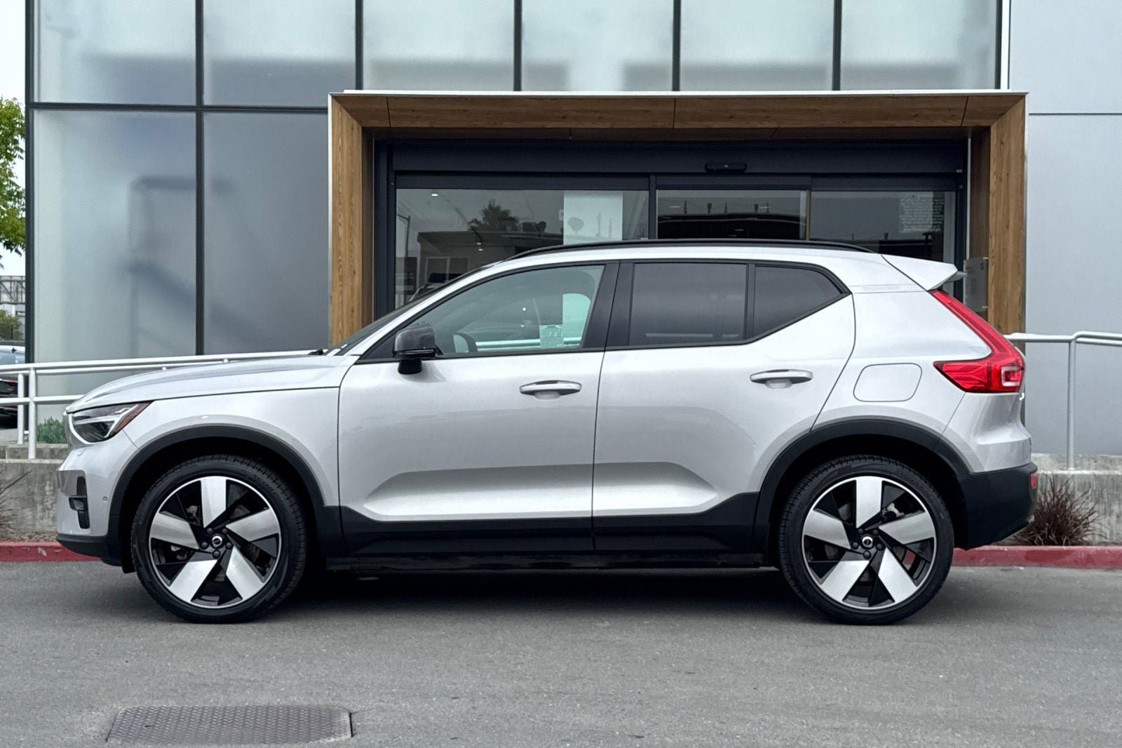 Certified 2023 Volvo XC40 Recharge Ultimate w/ Protection Package Premier AWD/4WD image 6
