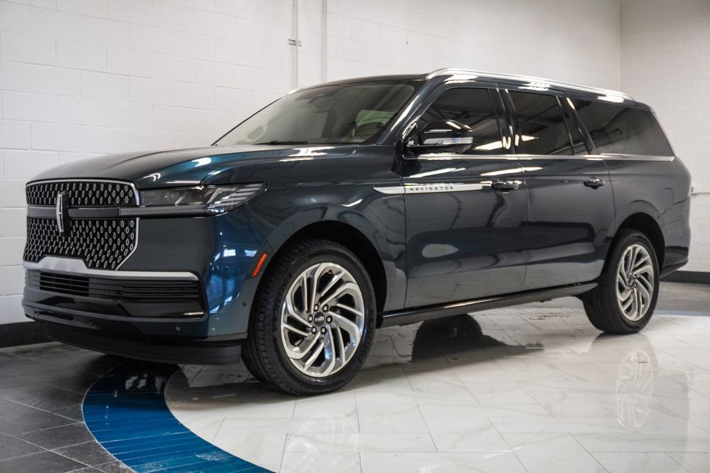 Used 2025 Lincoln Navigator L Reserve AWD/4WD image 4