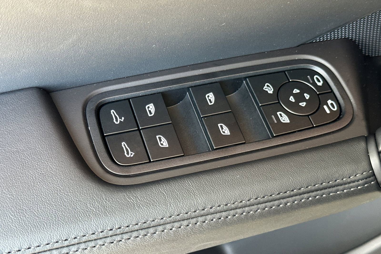 New 2025 Porsche Cayenne Coupe image 13