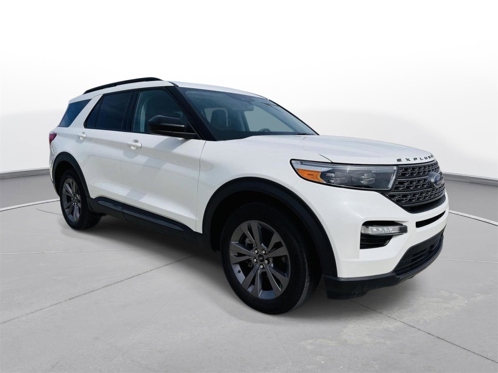 Used 2023 Ford Explorer XLT w/ Equipment Group 202A AWD/4WD image 2