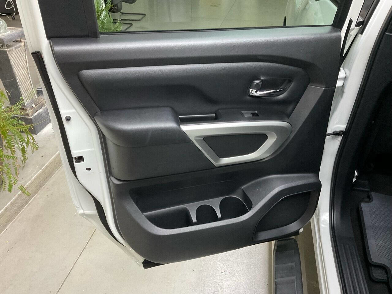 Used 2018 Nissan Titan SV AWD/4WD image 12