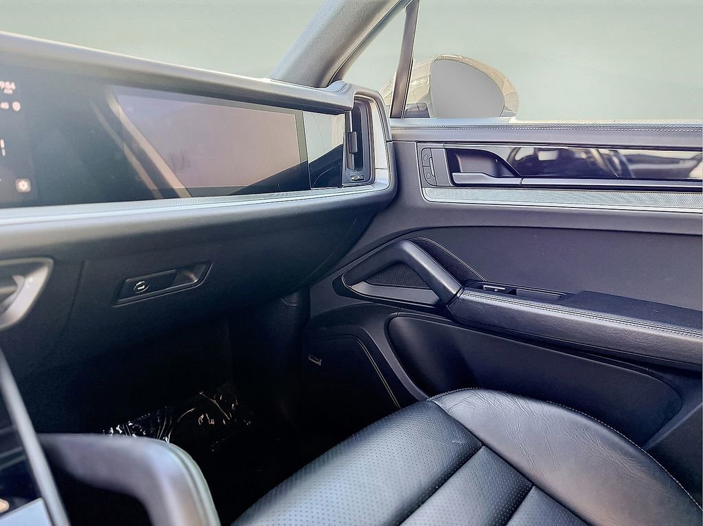 Used 2024 Porsche Cayenne w/ Premium Package image 29