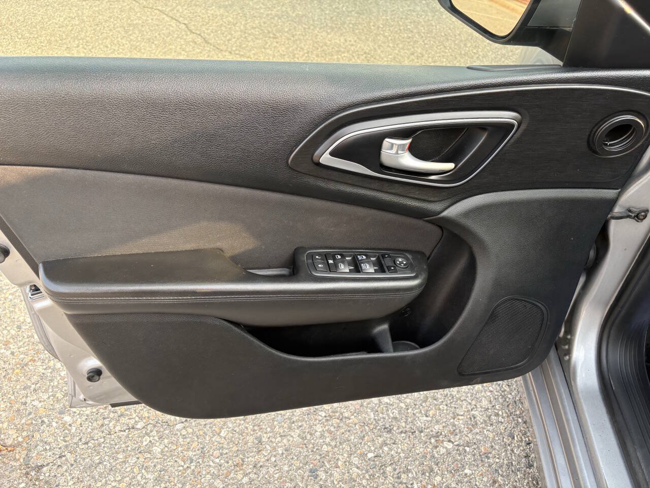 Used 2015 Chrysler 200 Limited FWD image 22