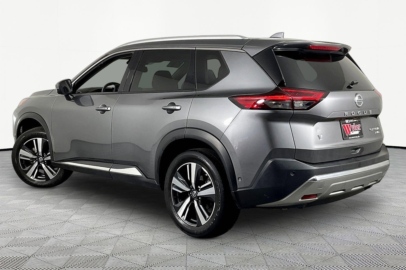 Used 2021 Nissan Rogue Platinum image 4