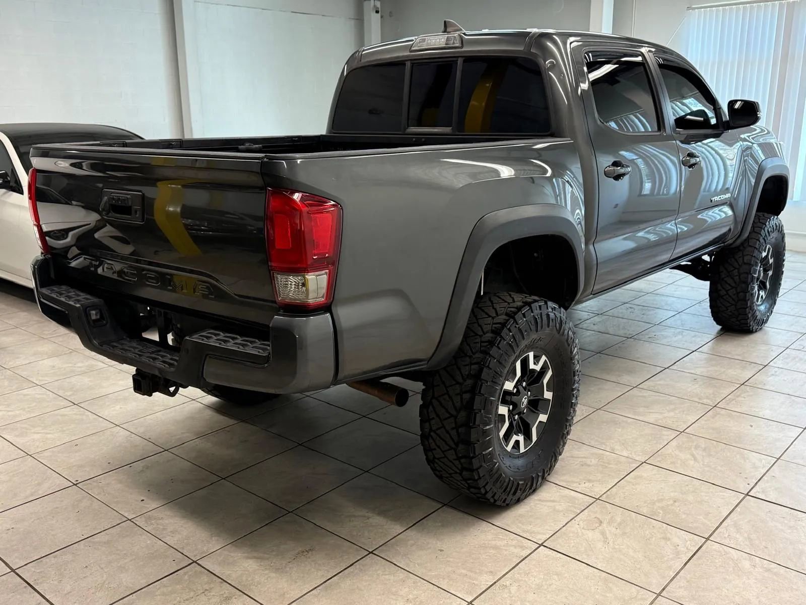 Used 2016 Toyota Tacoma TRD Off-Road AWD/4WD image 9