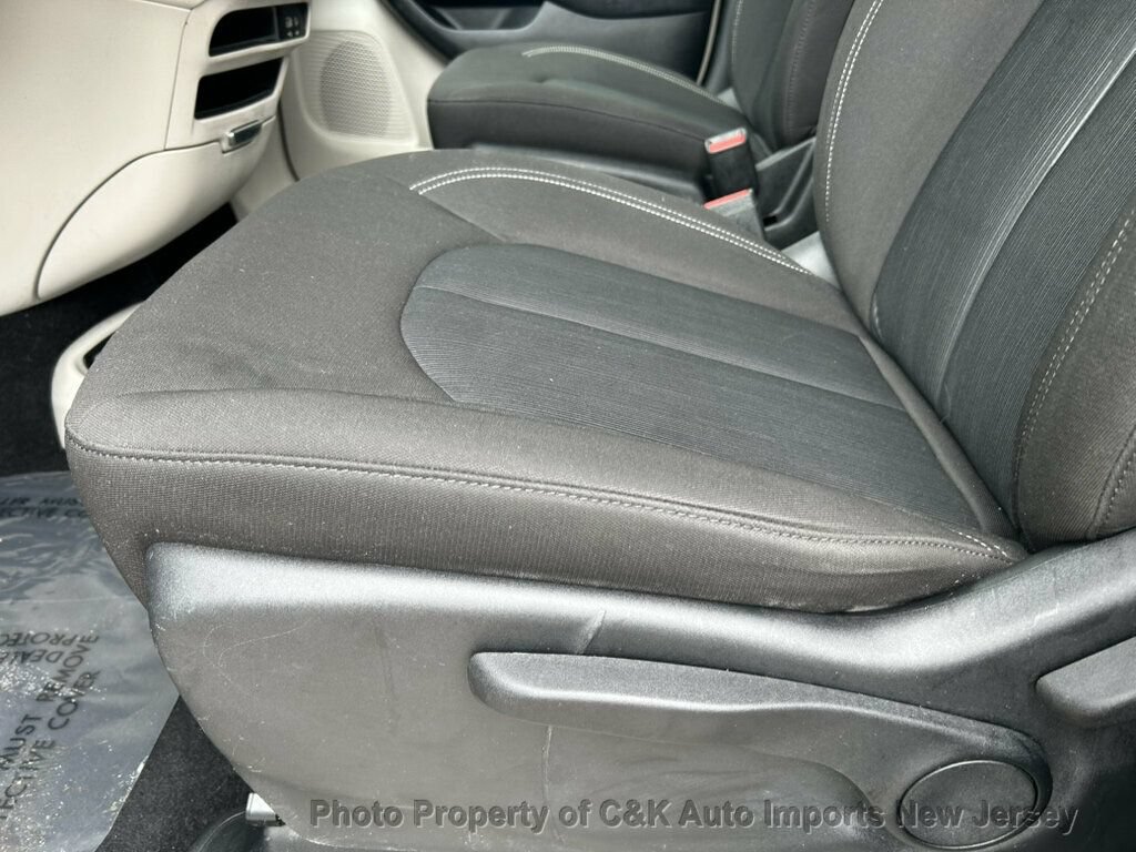 Used 2020 Chrysler Voyager L FWD image 27