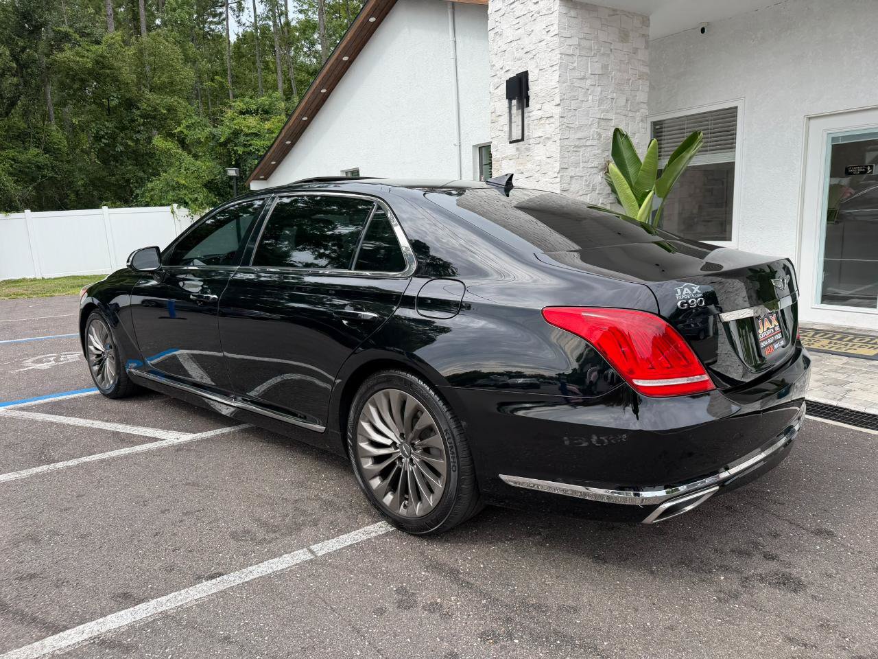 Used 2017 Genesis G90 3.3T Premium RWD image 10