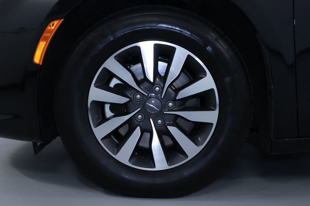 Used 2023 Chrysler Pacifica Touring-L image 36