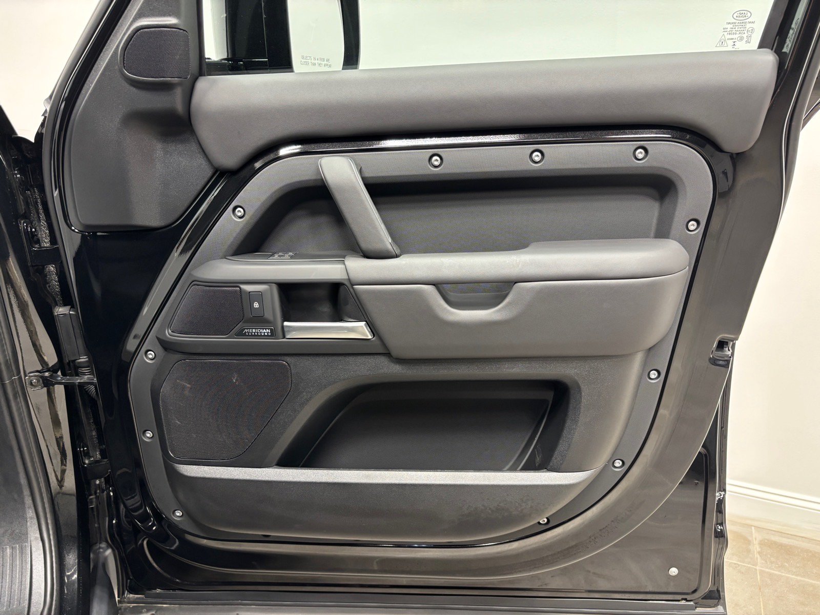 New 2025 Land Rover Defender 130 X-Dynamic SE AWD/4WD image 33