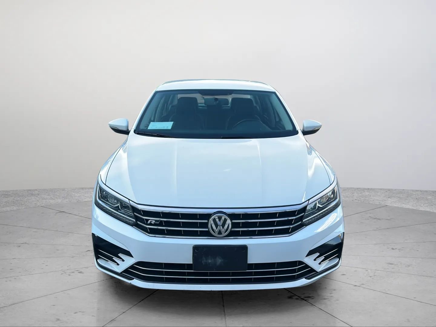 Used 2018 Volkswagen Passat 2.0T R-Line w/ R-Line Lighting Package FWD image 10