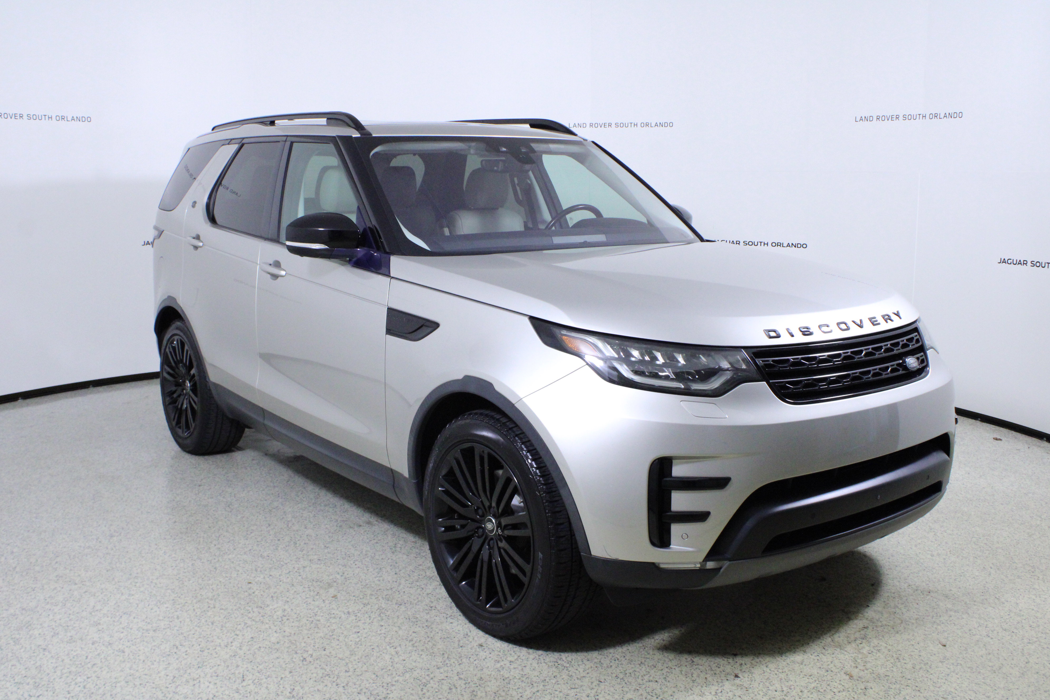 Used 2017 Land Rover Discovery HSE image 3