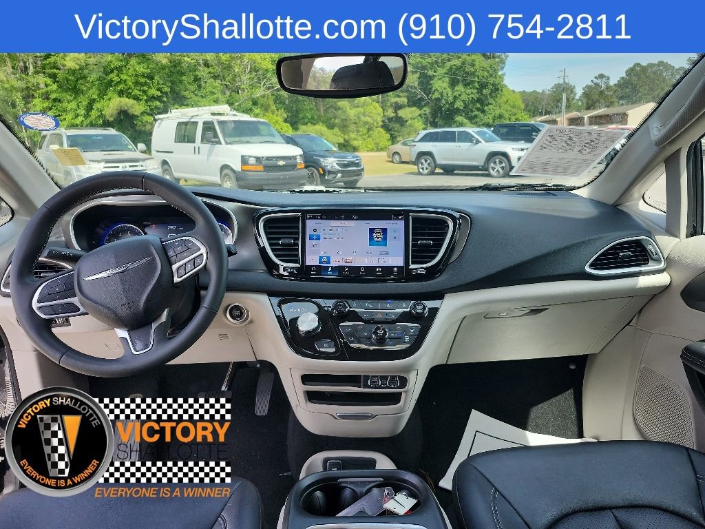 Certified 2024 Chrysler Pacifica Touring-L FWD image 3