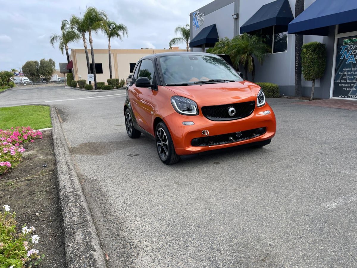 Used 2016 smart fortwo pure RWD image 3