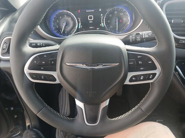 Used 2025 Chrysler Pacifica Select image 44