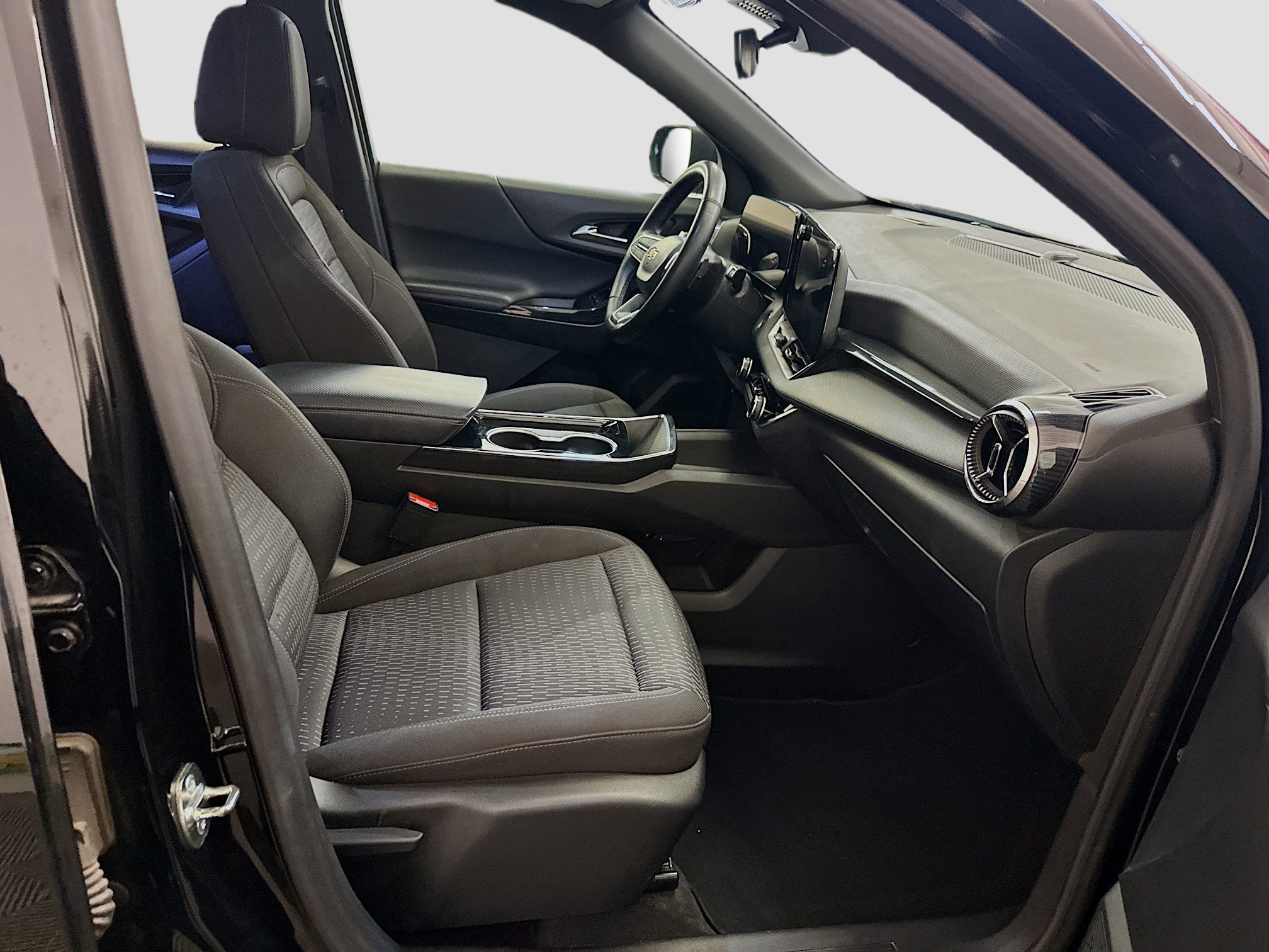Used 2025 Chevrolet Equinox LT AWD/4WD image 32