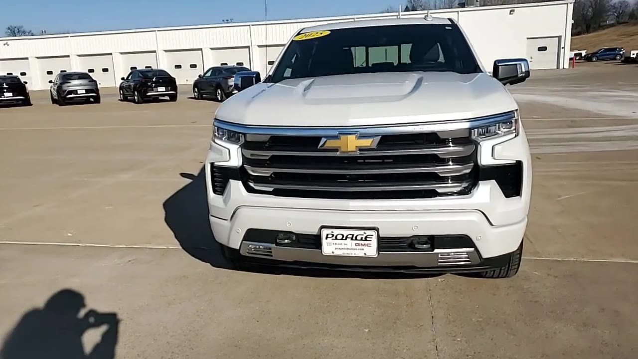 Used 2025 Chevrolet Silverado 1500 High Country w/ High Country Premium Package AWD/4WD image 3