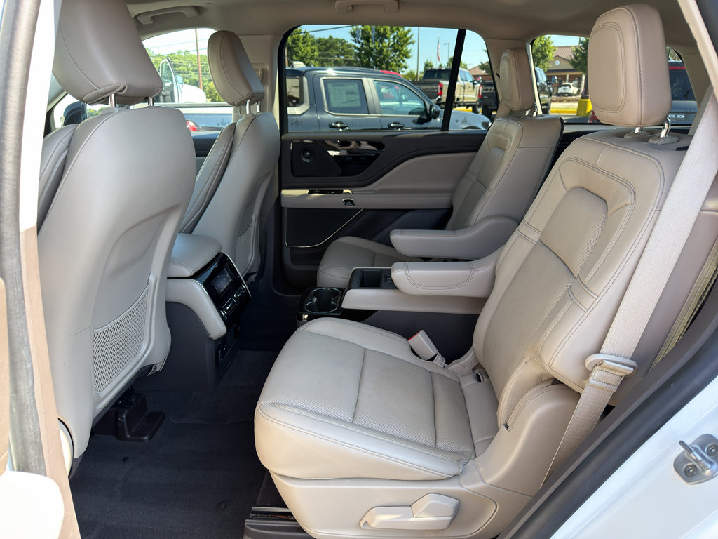 Used 2023 Lincoln Aviator Grand Touring w/ Equipment Group 301A AWD/4WD image 28
