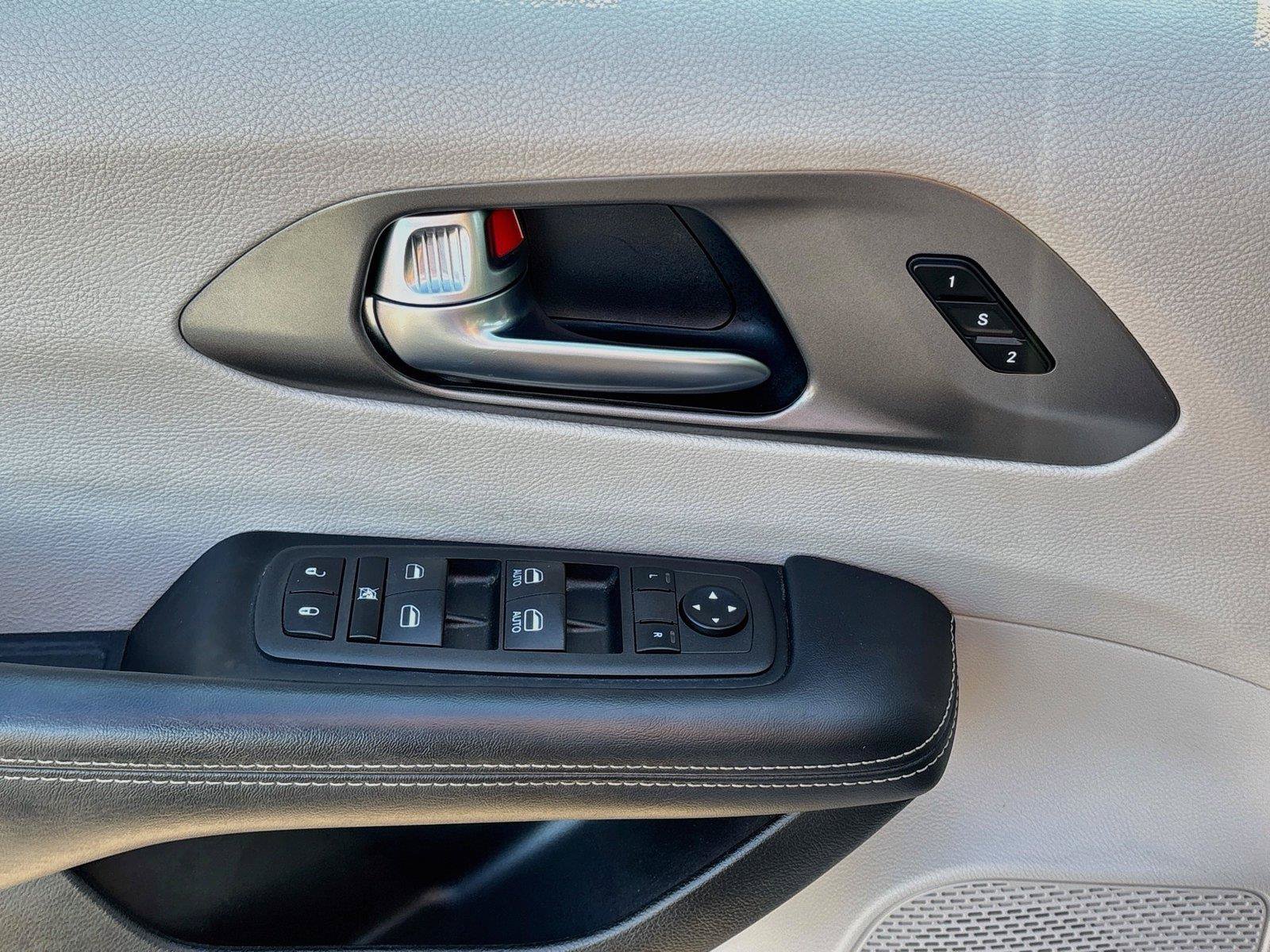 Used 2023 Chrysler Pacifica Touring-L FWD image 17