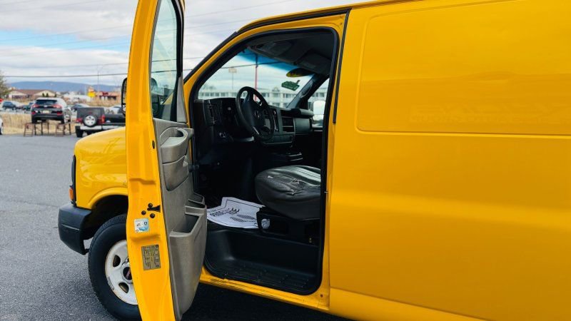 Used 2010 GMC Savana 3500 Extended RWD image 8